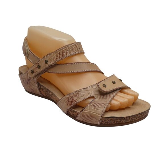 L'Artiste Quilana Beige Embossed Leather Open Toe Strappy Wedge Sandal - Picture 1 of 13